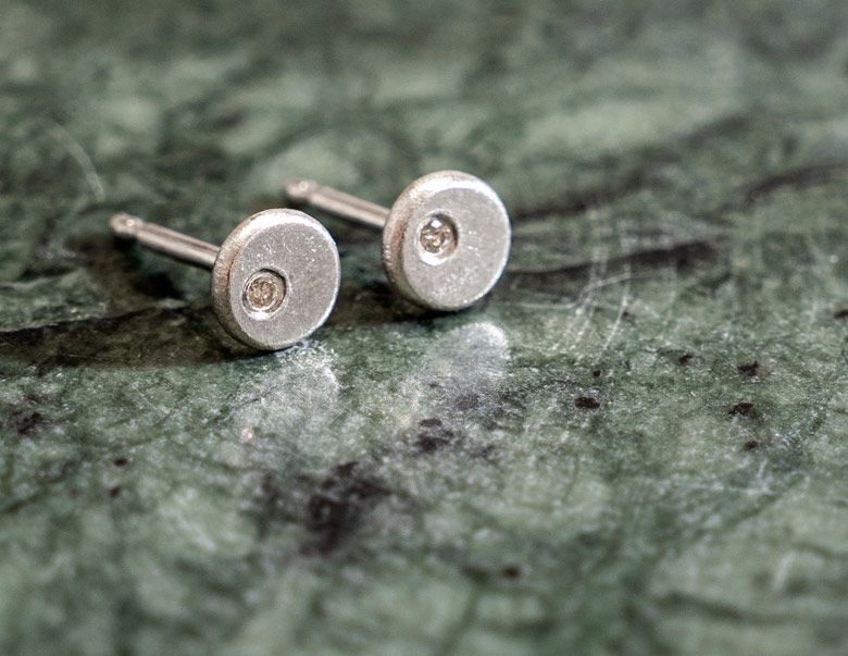 Runde ørestikker med diamant